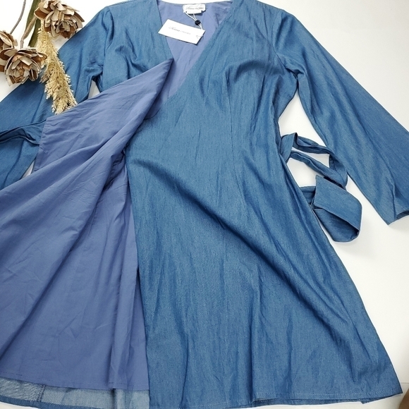 New Lovers + Friends  Viscose Chambray Blue Belted Wrap Dress Size M - Picture 9 of 13